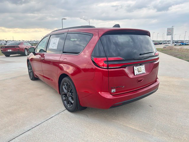 New 2026 Chrysler Pacifica Van