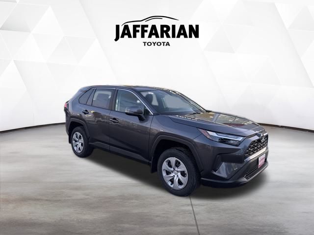 2025 Toyota RAV4 LE's photo