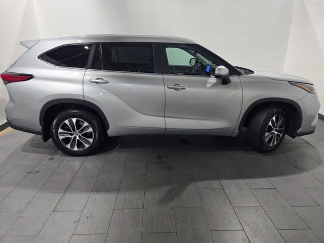Used 2023 Silver Toyota XLE image 6