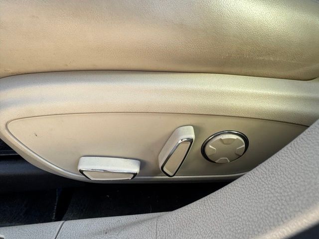 Used 2017 White Lincoln Reserve image 21