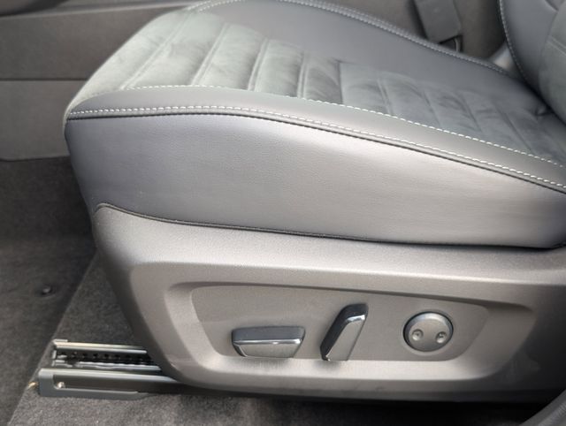 Used 2025 Black Mitsubishi SE image 13