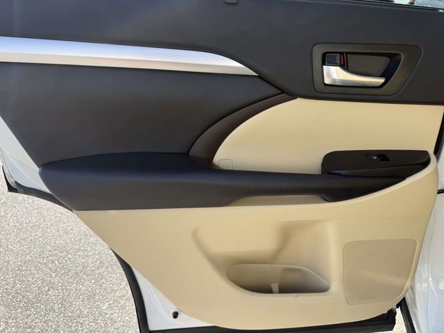 Used 2019 White Toyota XLE image 11