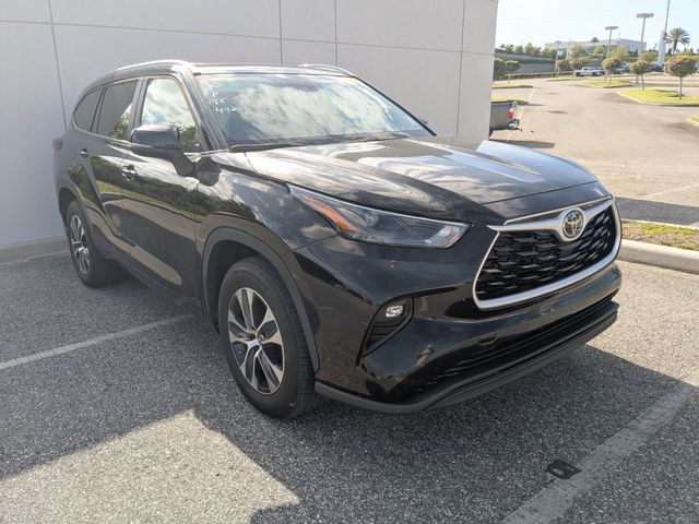 Midnight Black Metallic 2024 Toyota Highlander XLE FWD SUV / Crossover Front-Wheel Drive 8-Speed Automatic