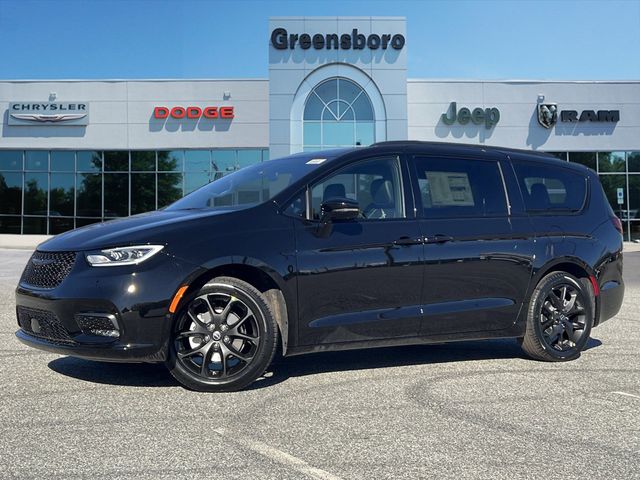 2026 Chrysler Pacifica Select's photo