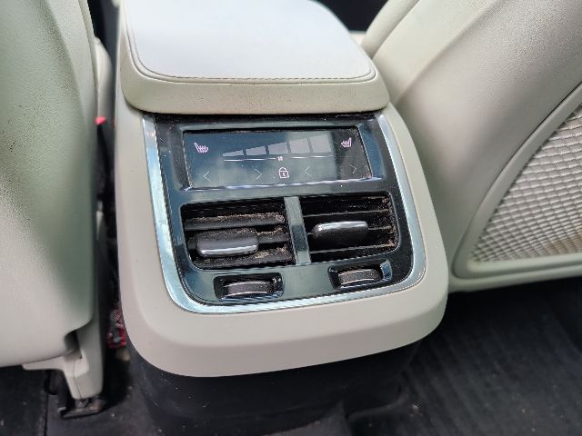 Certified Used 2023 White Volvo B6 Plus 7-Seater image 29