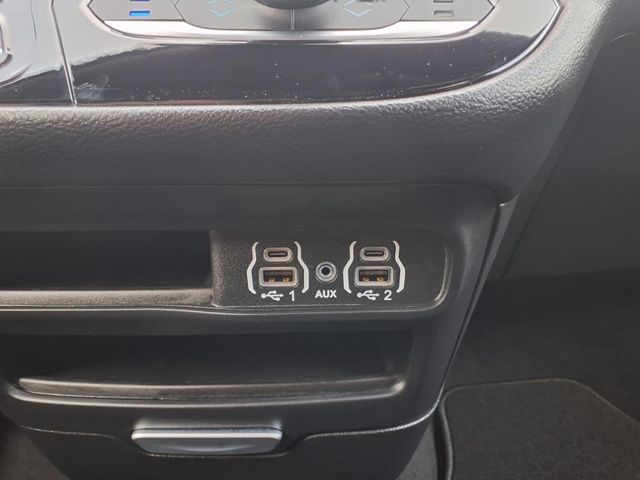 2025 Chrysler Voyager LX - Photo 16