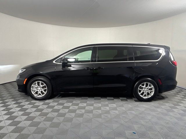 Used 2025 Chrysler Pacifica Van