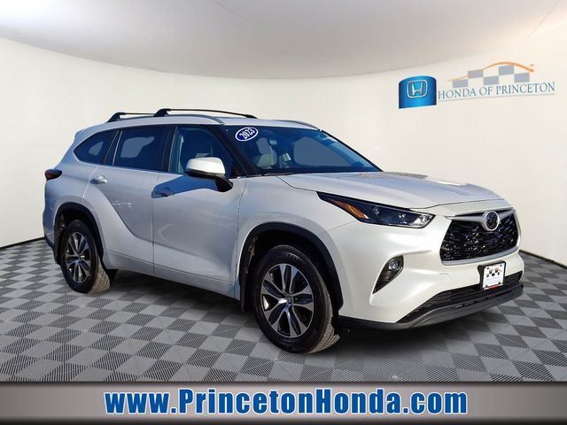 White (Wind Chill Pearl) 2023 Toyota Highlander XLE AWD SUV / Crossover All-Wheel Drive 8-Speed Automatic