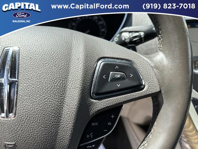 Used 2018 Red Lincoln Select image 23
