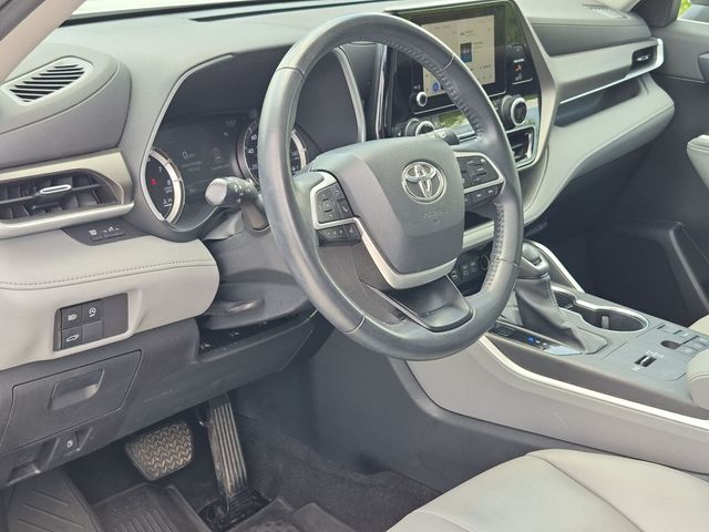 2023 Toyota Highlander - Image 11