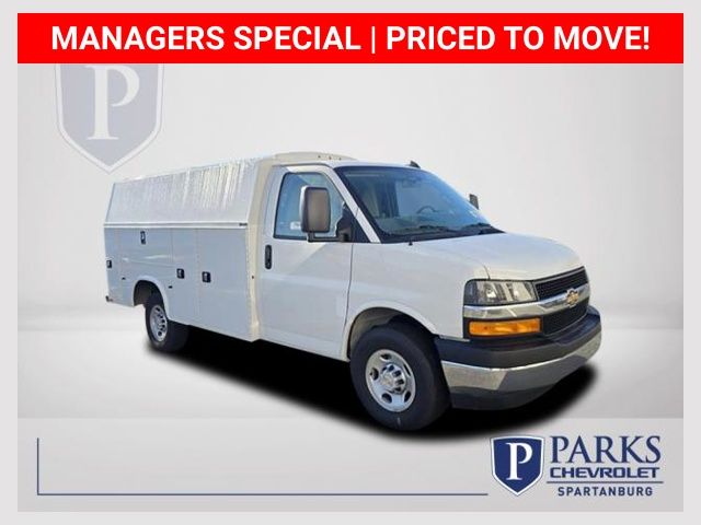Summit White 2025 Chevrolet Express Chassis 3500 Cutaway 139 Van Rear-Wheel Drive 8-Speed Automatic
