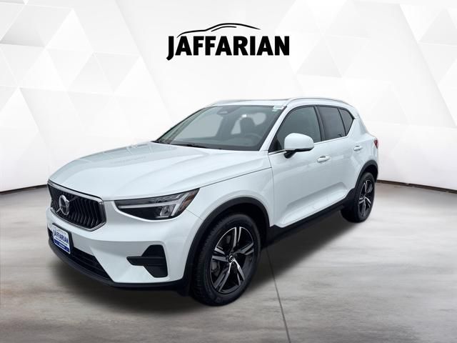 Crystal White Pearl 2025 Volvo XC40 B5 Core Bright Theme AWD SUV / Crossover All-Wheel Drive Automatic