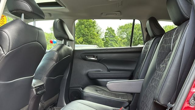 Used 2024 Toyota Highlander Hybrid SUV