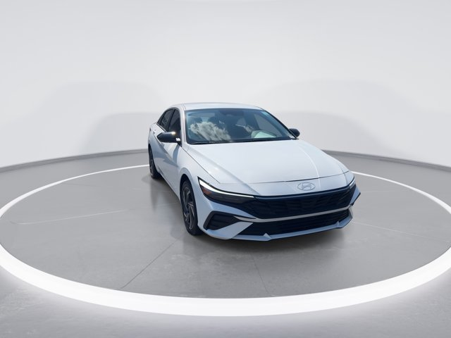 Used 2025 White Hyundai SEL Sport image 3