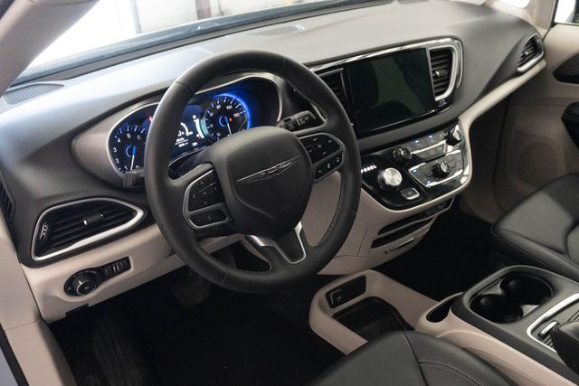 Used 2024 Chrysler Pacifica Van