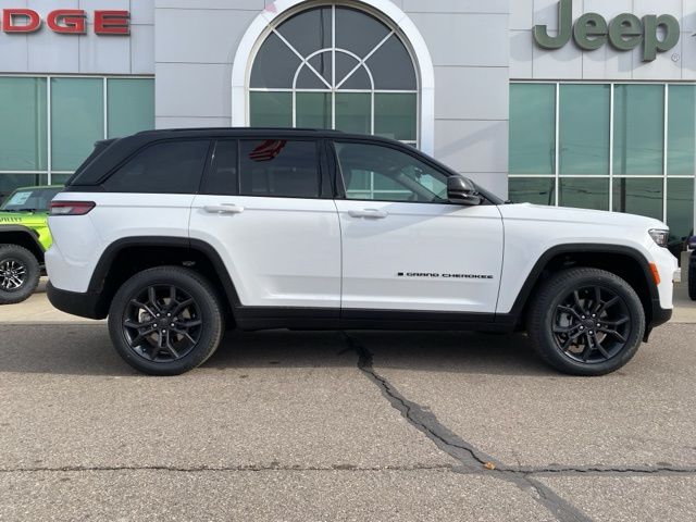 2025 Jeep Grand Cherokee Limited - Bright White Clearcoat exterior view 4