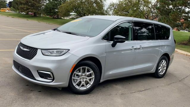 2024 Chrysler Pacifica Touring L 4