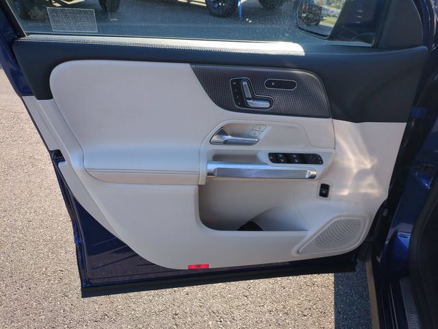 Used 2023  Mercedes-Benz GLB 250 image 12