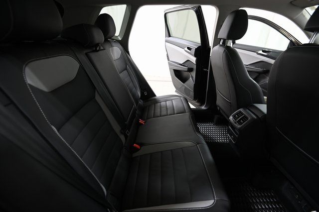 Used 2022 Black Volkswagen 1.5T SEL image 28