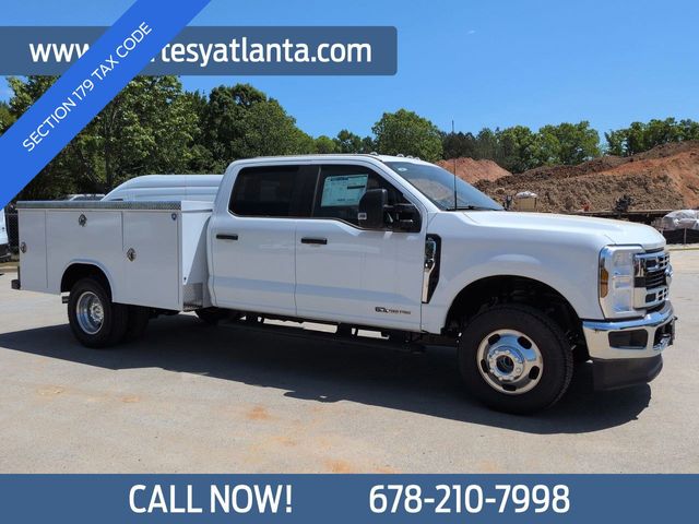 Oxford White 2025 Ford F-350 Super Duty Chassis XL Crew Cab DRW 4WD Pickup Truck Four-Wheel Drive Automatic