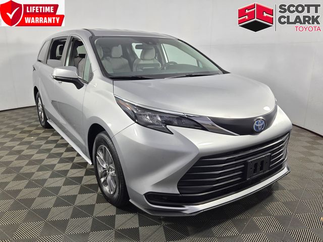 2025 Toyota Sienna LE 8-Passenger Hybrid FWD's photo