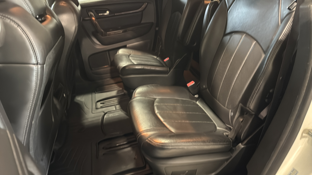 Used 2014 White Diamond Clearcoat GMC Denali image 24