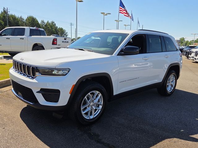 New 2026 White/off-white Jeep Laredo image 3