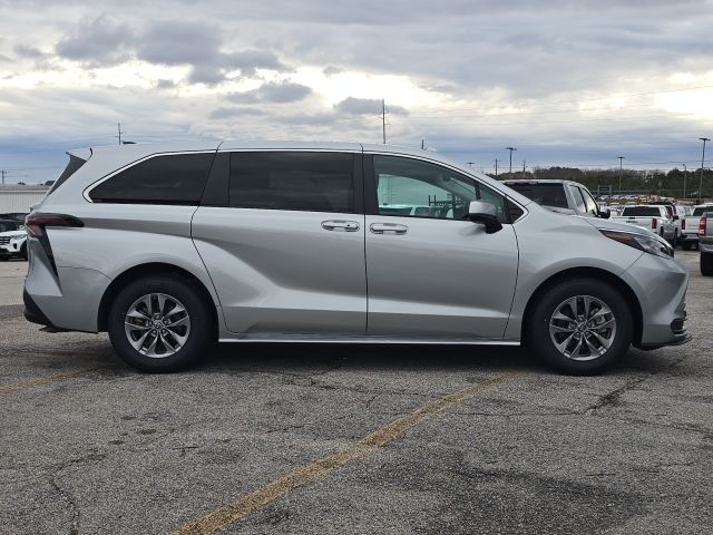 2024 Toyota Sienna LE:B02043