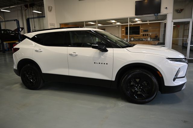 View vehicle photo 4