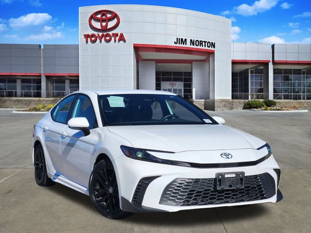 2025 Toyota Camry SE's photo