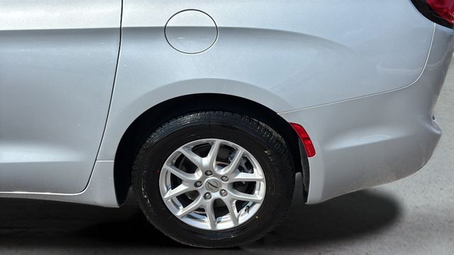 Used 2024 Silver Chrysler Touring L image 38