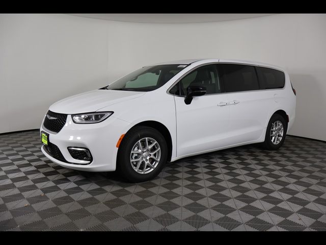 2026 Chrysler Pacifica Select's photo