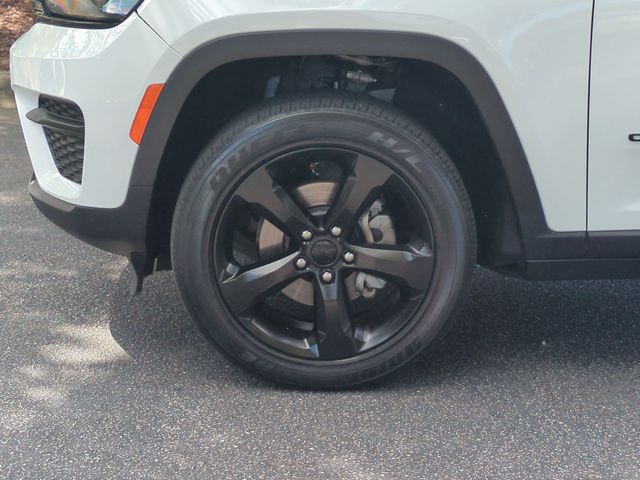 Used 2022 White Jeep Altitude image 10