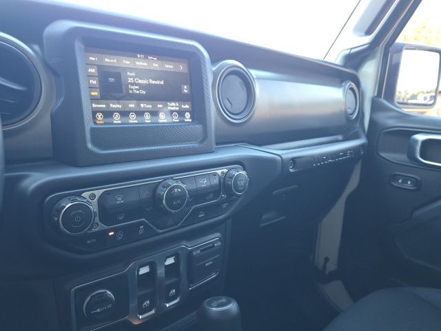 2022 Jeep Wrangler Willys:B02557