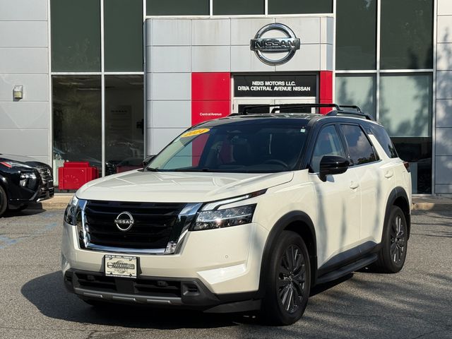 Pearl White Tricoat/Super Black 2024 Nissan Pathfinder SUV / Crossover All-Wheel Drive 9-Speed Automatic