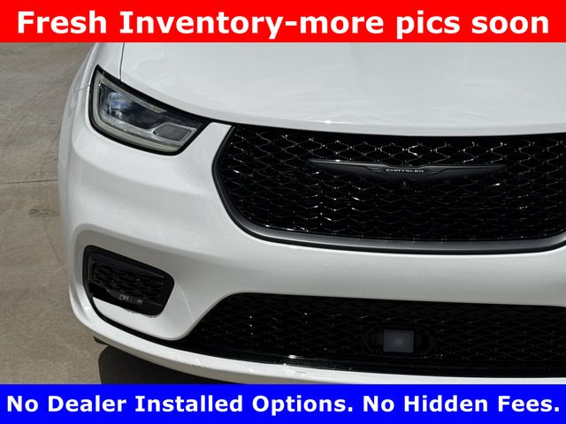 2025 Chrysler Pacifica Limited White at Mac Haik CDJR North Houston