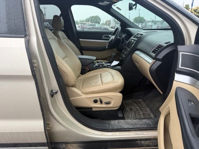 2017 White Gold Metallic Ford Explorer XLT 4X4 SUV