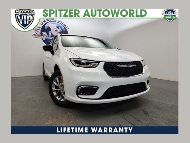 2026 Chrysler Pacifica Select's photo