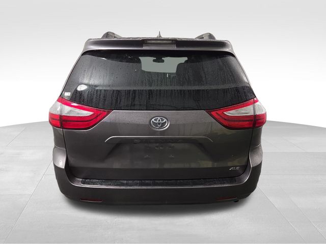 2019 Toyota Sienna XLE photo