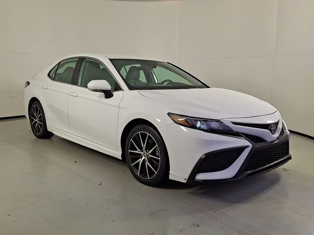 2024 Toyota Camry SE's photo
