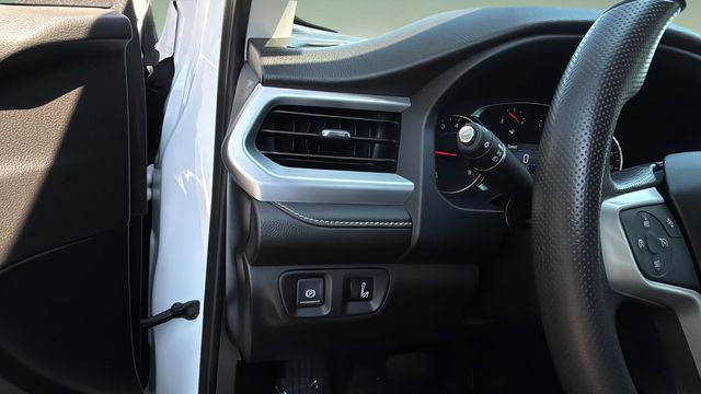 Used 2023 White GMC SLE image 23