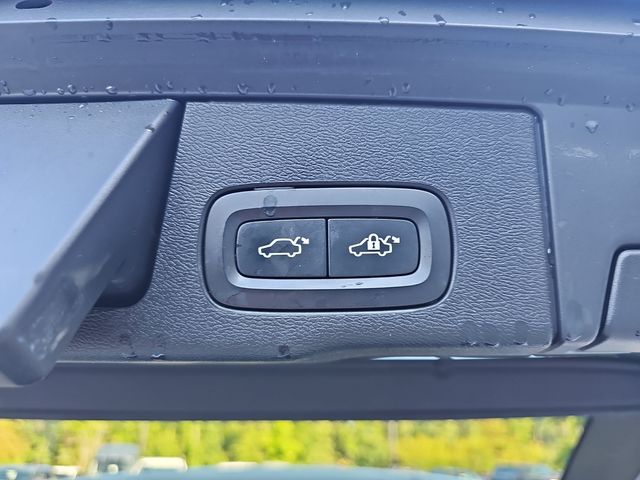 Used 2019 White Volvo T6 Momentum image 13