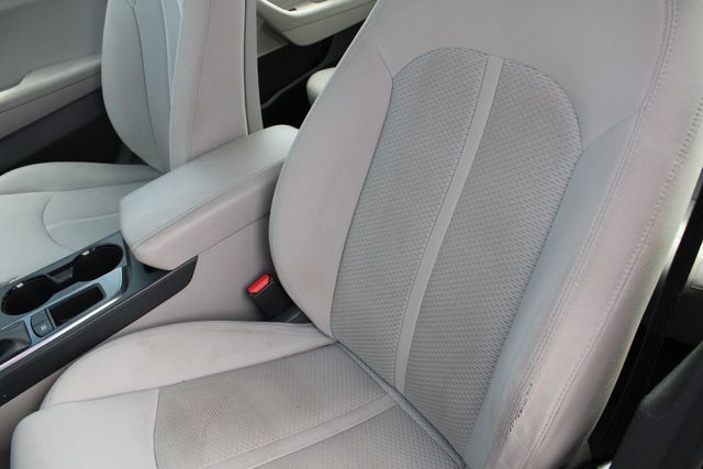 Used 2017 Black Hyundai Base image 3