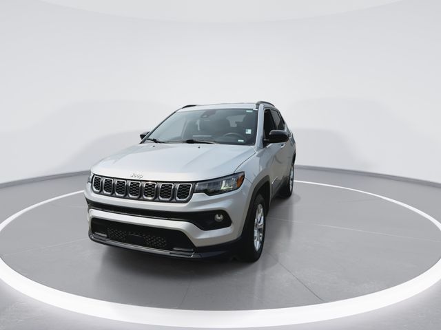Used 2024 Silver Jeep Latitude image 4