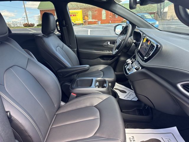 New 2026 Silver Chrysler Select image 10