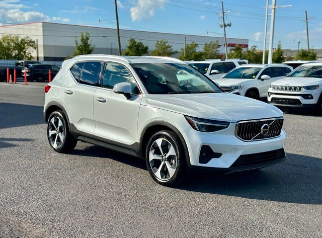 2023 Volvo XC40 B5 Plus Bright Theme