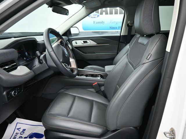 2025 Ford Explorer Active photo