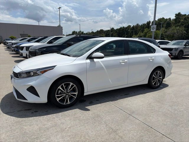 Snow White Pearl 2024 Kia Forte Sedan Front-Wheel Drive Continuously Variable Transmission