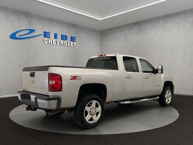 View vehicle photo 4