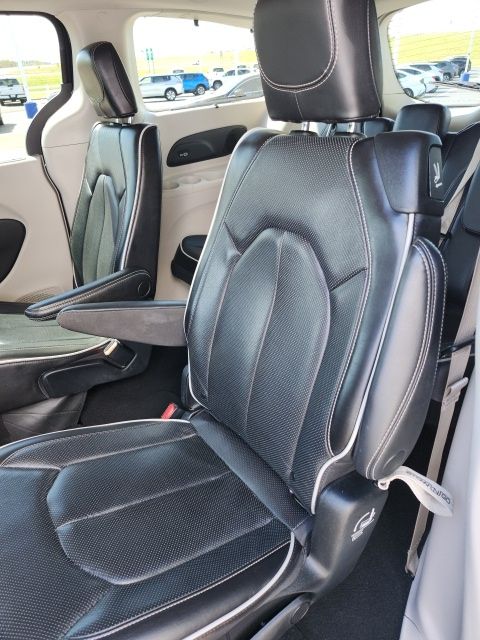 Used 2023 Black Chrysler Limited image 28